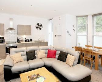 Austens Apartments - Torquay - Living room