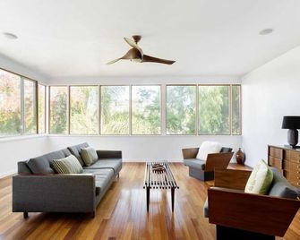Silver Lake Mid-century Nestled In The Treetops - Los Angeles - Living room