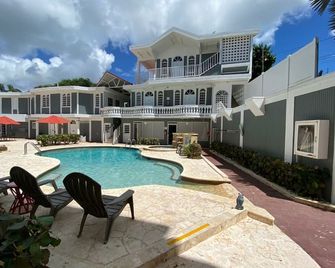 The Village Inn - Carolina - Piscina