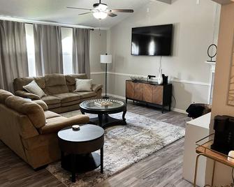 Cozy Hollyberry! With backyard getaway! - Mansfield - Living room