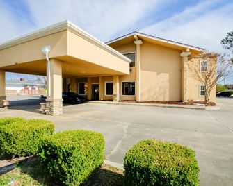 Cypress Inn & Suites Washington By OYO - Chocowinity - Gebäude