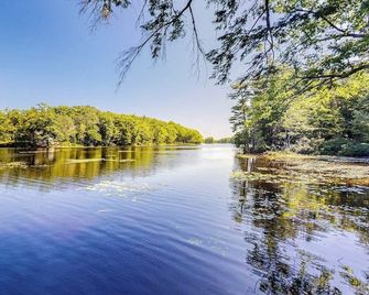 Lakefront Home on Togus Pond with 2 Decks, Great View & Canoe/Fire Pit - Augusta - Vista del exterior
