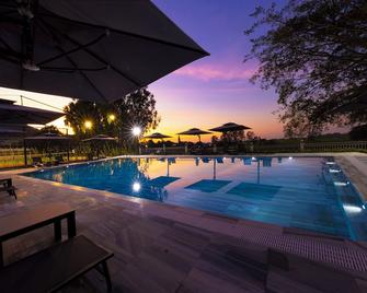 Merperle Nui Sam Resort - Chau Doc - Piscina