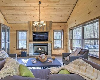 Airy Ellijay Home w/ Spacious Creekside Deck! - Ellijay - Sala de estar