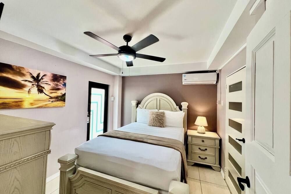 Pineridge Hideaway 1 Bedroom Apartment #1 - Arouca - غرفة نوم