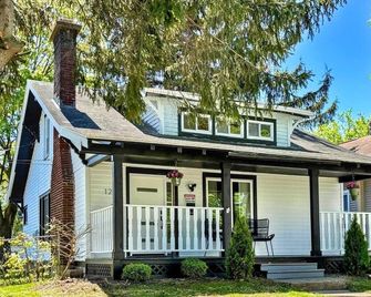 Spacious 4-bedroom house in charming Utica with WiFi, AC - Utica - Rakennus