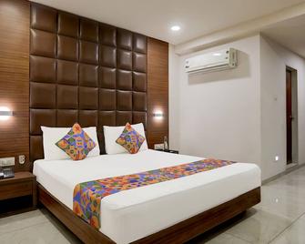 Collection O Simran Raghuveer Para - Rajkot - Bedroom