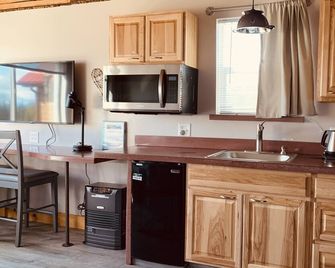 Clean, quiet Alaska bear-themed cabin, with an amazing mountain range view - Big Lake - Kitchen