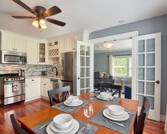 Luxurious & Spacious One Bedroom Downtown Flat - Newberg - Comedor