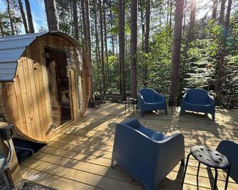 Aurora Luxury Dome + Hot Tub + Sauna + N MI + Kitchen + Bathroom + King + Queen! - Benzonia - Patio