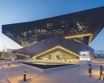 SpringHill Suites by Marriott Dallas DFW Airport East/Las Colinas Irving - אירווינג - בניין