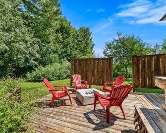 Spacious Family Home in Chelsea | 3 Bedrooms | 5 Minutes from Nordik Spa - Chelsea - Patio