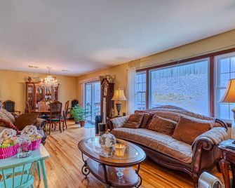 Charming Home in Cold Spring - 30-min Drive to West Point - Cold Spring - Sala de estar