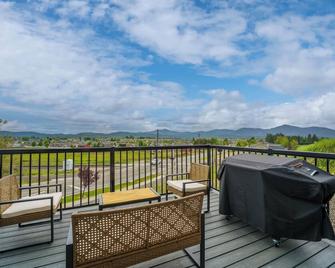 Golf Getaway, Hot Tub, Ev Charger, New 2025 Build - Post Falls - Balcony