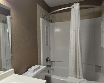 Super 8 by Wyndham Rogers Minnesota - Rogers - Bathroom