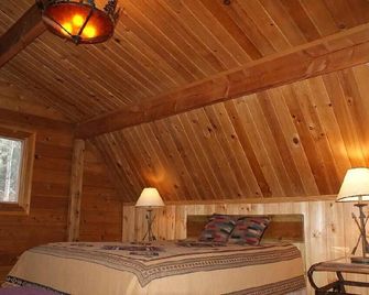 Charming 3 bedroom cabin in the White Mountains, Tal Wi Wi/Alpine with WIFI - Alpine - Bedroom