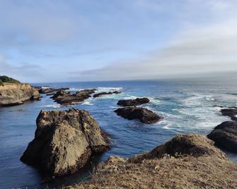 Ocean Views - Gourmet Kitchen - Beach Access - Short Walk - Sleeps 4 - Little River - Beach
