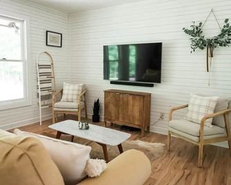 Wine Country Getaway Chalet Pet Friendly - Dahlonega - Living room
