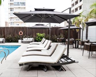 Holiday Inn Rosario By IHG - Rosario - Piscina