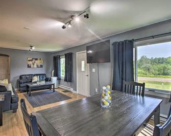 Cozy Getaway 5 Miles to Duluth and Lake Superior! - Hermantown - Dining room