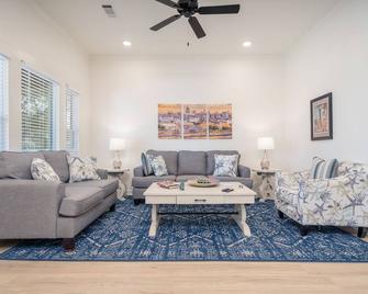 NEW! Havana Nights - 4 bed/2 bath house Downtown! New furnishings! - Hot Springs - Living room