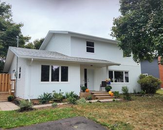Quiet and comfortable minutes to downtown - Charlottetown - Byggnad