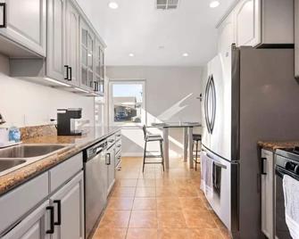 New! Upscale 3br - 3 Miles To The Beach! - Torrance - Kitchen