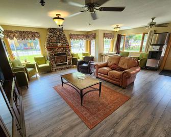 Aspen Village Inn - Waterton - Living room