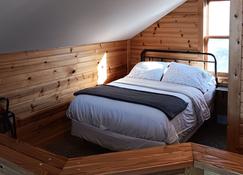 Badger Digs - A Lofted Condo on the Wisconsin River - Poynette - Bedroom