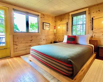 Storybook Northwoods Log Cabin on Lake Superior between Lutsen and Grand Marais - Lutsen