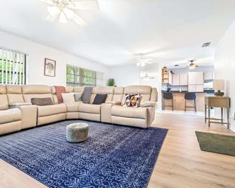 Quiet Oak Retreat - Serene 3 Bdr - Tampa - Sala de estar