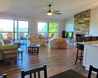 Mountain Sunrise Cabin near Cashiers with 2 story wrap- around deck & hot tub! - Cullowhee - Living room