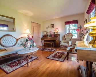 Franklin Ridge Farms Winchester ; Lexington 20 min. & Stanton 15min. - Winchester - Living room