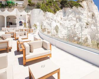 هوتل فالكون - فيست - شرفة