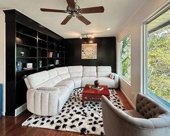 Healing River Mojo Dojo- private retreat overlooking the grand Missouri River - Plattsmouth - Living room