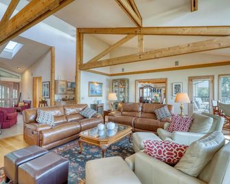 Seascape Lodge - Freeland - Living room