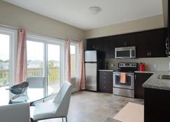 Boardwalk Homes Executive Suites - Kitchener - Kitchen