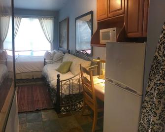 Value, Ski-In~/Ski-Out, Full Studio Condo W/ Outdoor Hot Tub - Telluride - Living room