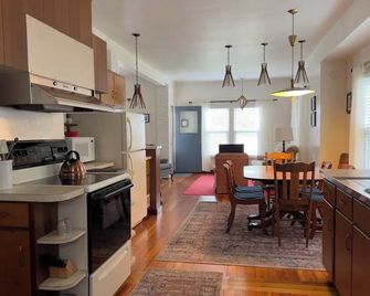 Craftsman Cottage minutes from the Mississippi River. - Marquette - Kitchen