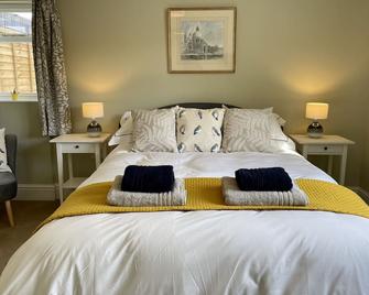 Large luxury 1 bed flat with off street parking & shared garden near town centre - Monmouth - Bedroom
