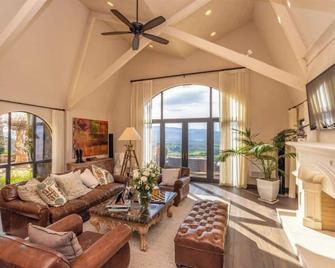 Escape to Paradise: A Stunning Tuscany-Style Home with Views of Vineyards - Oakville - Phòng khách