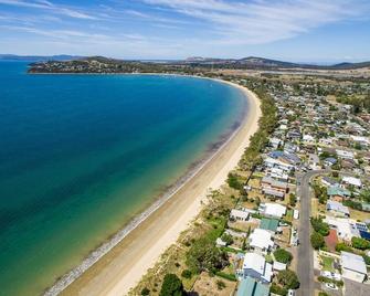 Aqua Beachfront ! Sleeps 8, 3 x QS Beds and 2 Single Beds - Lauderdale - Playa