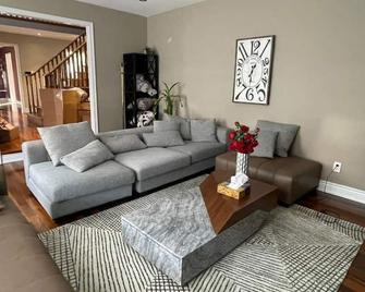 Family-Friendly Retreat for 14 in Richmond Hill - 列治文山 - 客廳