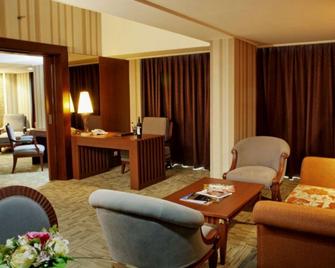 Treva International Hotel - Jakarta - Living room