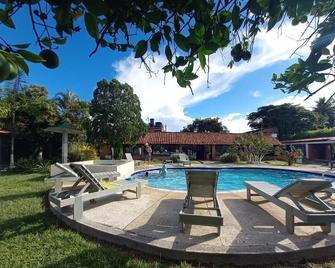 Inviting 14-Bed Villa in Toro Valle del Cauca - San Francisco - Piscina