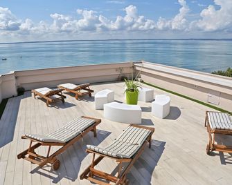 Kriss Internazionale Hotel - ברדולינו - מרפסת