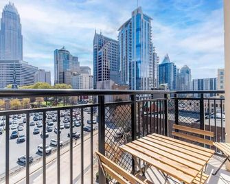 3BR Modern Downtown Apartment with Gym & Office - Charlotte - Balcony