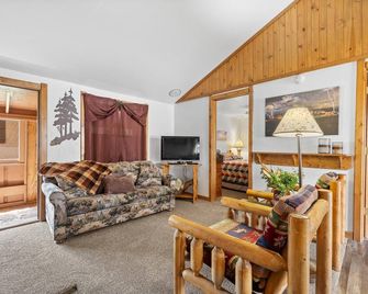 Make memories from your patio - In Rapid City On Canyon Lake Thirty Minutes from Mt Rushmore - Rapid City - Living room