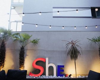 Hotel She, Osaka - Osaka - Buiten zicht
