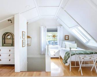 Stay at Niles Beach - Gloucester - Bedroom